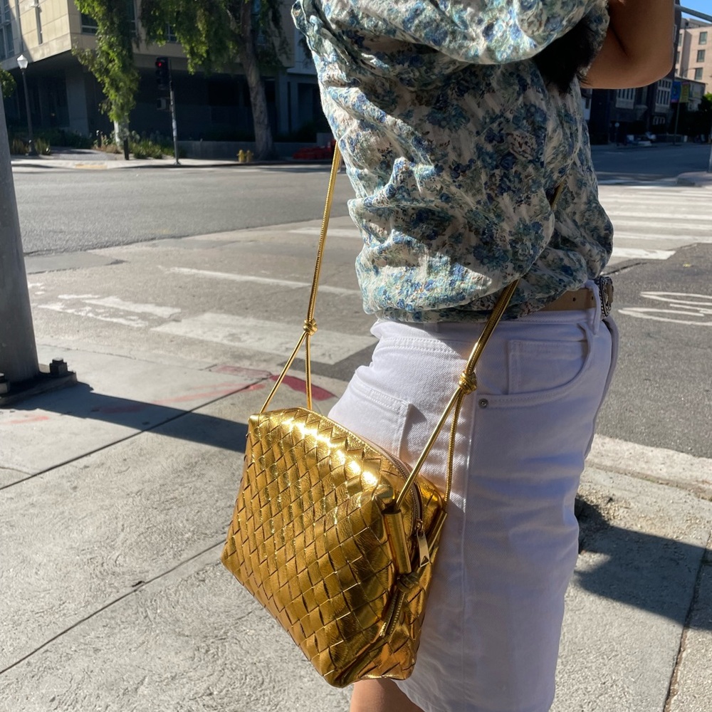 Beautiful buttery gold metallic 100% leather crossbody bag! - Picture 8 of 10